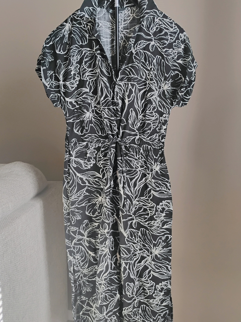 Jewel Badgley Mischka Short Sleeve Button Front Dress Floral Midi B&W
Med.